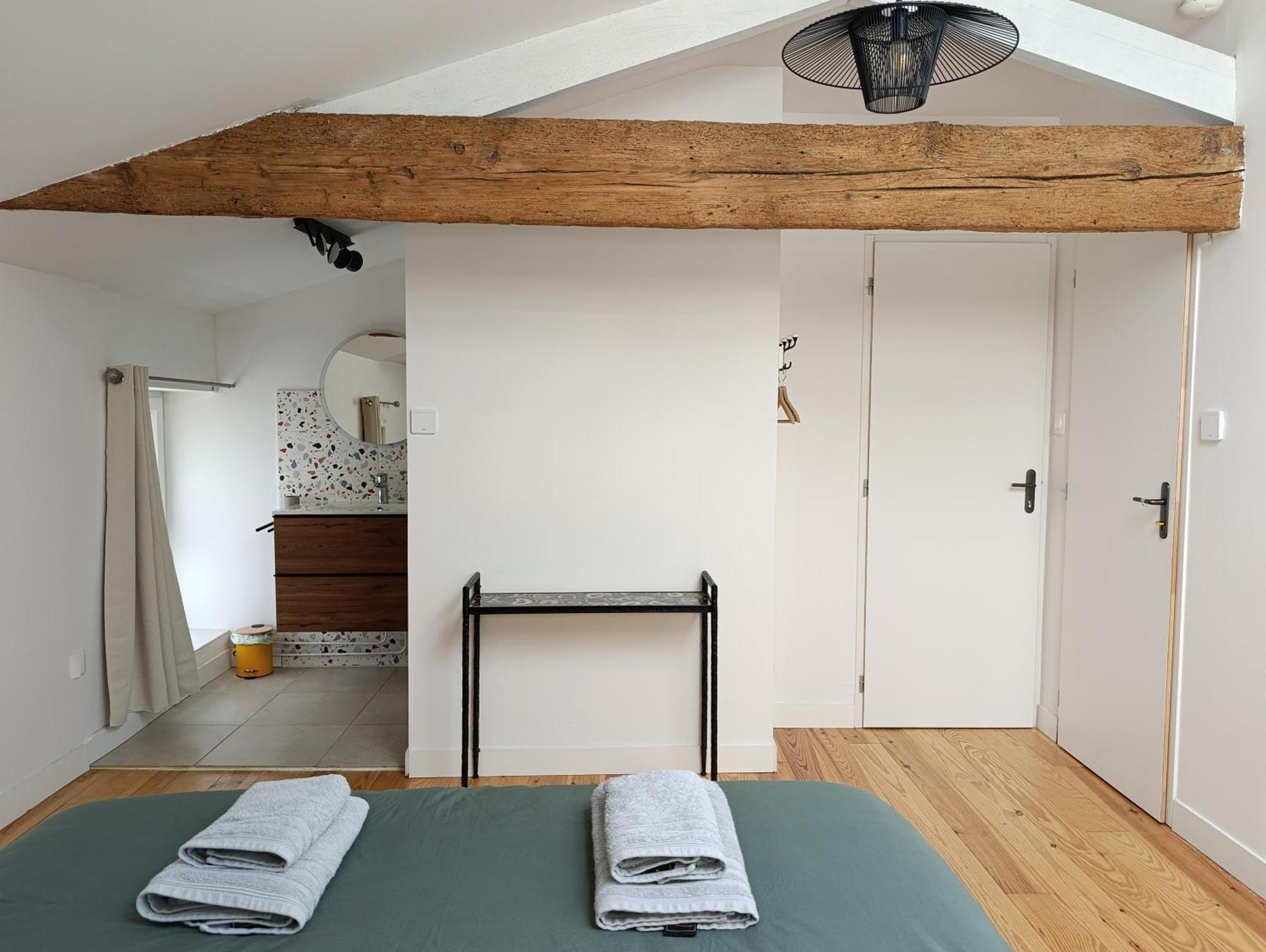 Maison Irondas Saint-Pierre-d'Aurillac ภายนอก รูปภาพ