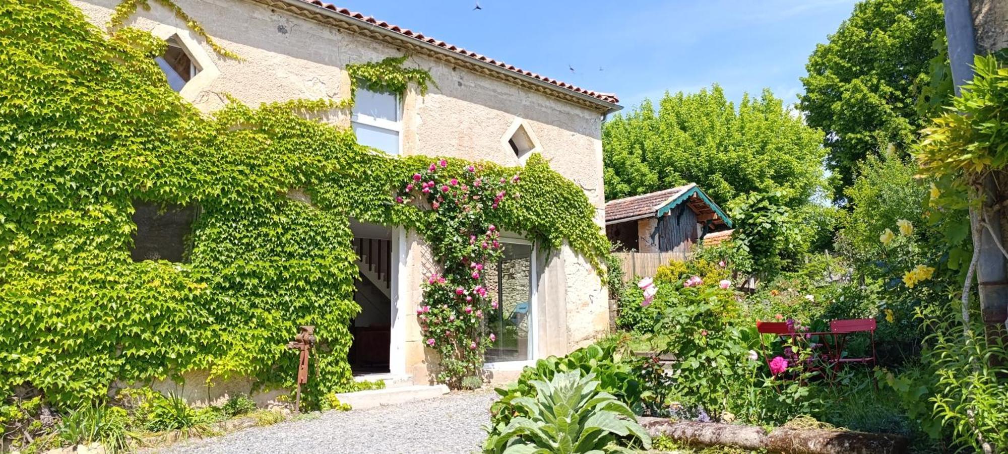 Maison Irondas Saint-Pierre-d'Aurillac ภายนอก รูปภาพ