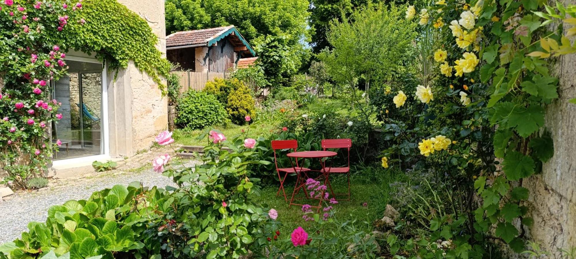 Maison Irondas Saint-Pierre-d'Aurillac ภายนอก รูปภาพ