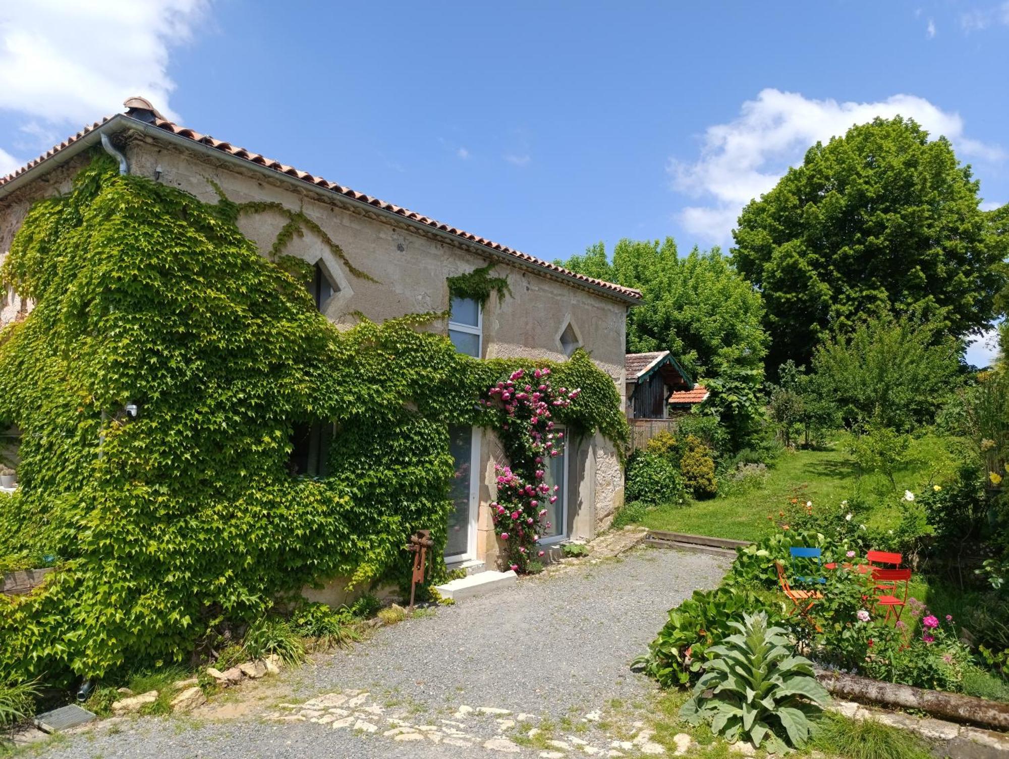 Maison Irondas Saint-Pierre-d'Aurillac ภายนอก รูปภาพ